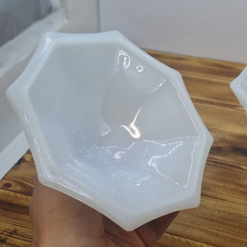 Vintage Anchor Hocking Milk Glass Candy Dish with Lid. Grape Pattern.‎